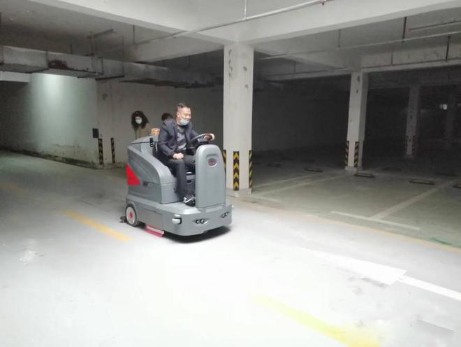 钦州小区物业保洁不用人力改用驾驶式洗地机了